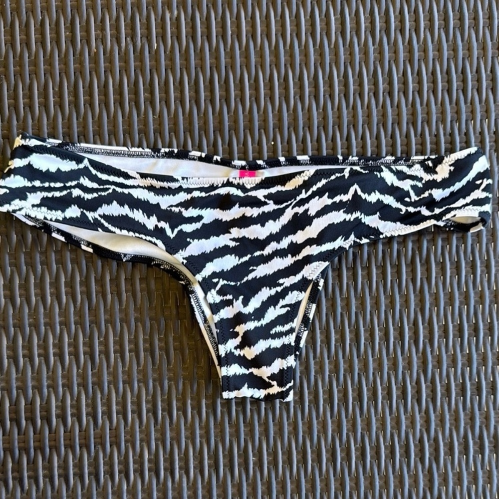 Victoria’s Secret Zebra Print Cheeky Hipster Bikini Bottom Size S NWOT black